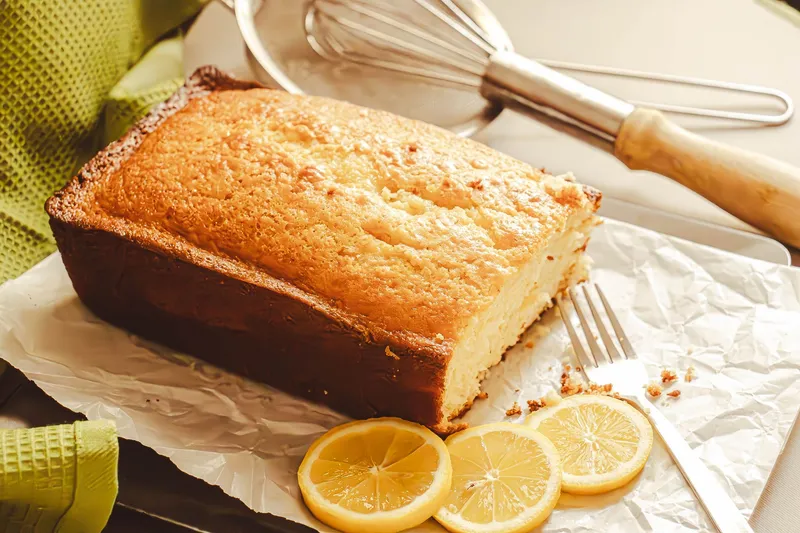 Ein klassischer deutscher Kuchen, angeschnitten, auf einem hellen Tisch